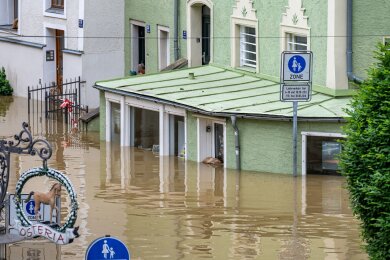 In Bayern herrscht nach heftigen Regenfällen vielerorts weiter Land unter, wie hier in Passau. Nur etwa die Hälfte der in Deutschland stehenden privaten Gebäude ist elementarversichert.