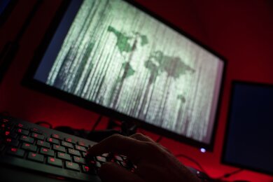 Einer Firmenumfrage zufolge sehen sich die meisten Unternehmen in Deutschland nur unzureichend vor Cyberangriffen geschützt.