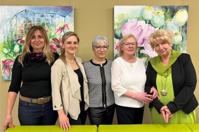 Galeristin Renate Lang (Mitte) mit den „Viertel“-Künstlerinnen Angelika Schäfer, Melanie Lengowski, Ute Hebenstreit und Margitta Hempel (v. l.).