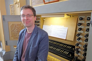 Organist Clemens Lucke eröffnet die diesjährigen Mittagsmusiken in Freiberg in der Petrikirche.