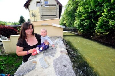 7200 Leser spenden 638.000 Euro - Linda Beyer wohnt mit ihrer kleinen Tochter Melia direkt an der Zwönitz in Chemnitz. Während des Hochwassers ergoss sich der Fluss über das Grundstück und drang ins Haus ein. Das war fast unbewohnbar. Seither kämpft die junge Familie mit zwei Kindern mit den Flutfolgen.