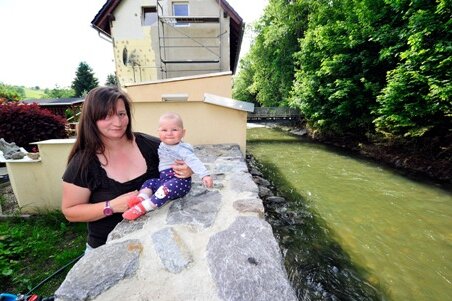7200 Leser spenden 638.000 Euro - Linda Beyer wohnt mit ihrer kleinen Tochter Melia direkt an der Zwönitz in Chemnitz. Während des Hochwassers ergoss sich der Fluss über das Grundstück und drang ins Haus ein. Das war fast unbewohnbar. Seither kämpft die junge Familie mit zwei Kindern mit den Flutfolgen.