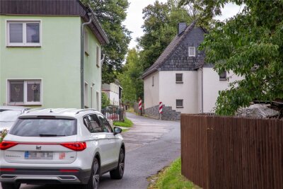 Eine stellenweise enge Holperpiste ohne Gehweg: Die Zschopauer Straße in Hennersdorf. In gut zwei Wochen gibt es wieder neue Grundschüler, deren Schulweg auch am Straßenrand entlang führt.