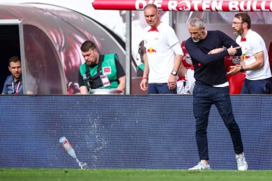 Leipzigs Trainer Marco Rose wirft mit dem Abpfiff eine Wasserflasche auf den Rasen.