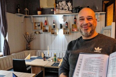 Wirt Alessandro Renis lädt in das nach Rotschau umgezogene "La Torre" ein. Pizzeria, Burgeria und Pub - all das will das neu gestaltete Lokal bieten.