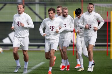 Die Spieler vom FC Bayern München trainieren.