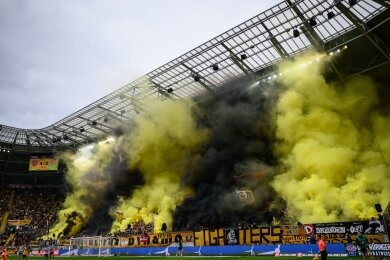 Dynamos Fans im K-Block zünden Pyrotechnik.