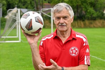 Harald Scheffler ist seit über 20 Jahren als Fußballfunktionär in Chemnitz tätig. Nach dem plötzlichen Tod des Verbandsvorsitzenden Thomas Grandt vor einem Jahr übernahm der 70-Jährige dessen Posten zunächst kommissarisch, seit November ist er offiziell Vorsitzender. 