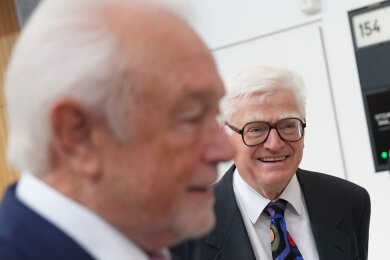 "Euroimmun"-Gründer Winfried Stöcker (r) steht neben seinem Rechtsanwalt Wolfgang Kubicki.