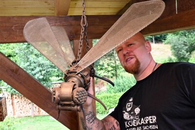 Der „Kolbenkasper“ Mike Falke zaubert aus Schrott und Metallteilen Neues.