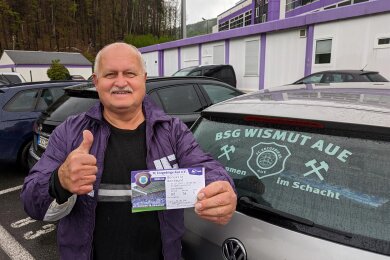 Hält nach langem Warten das ersehnte Ticket in den Händen: FCE- und BVB-Fan Dietmar Grimmer. Er hatte sich am Dienstag in die Schlange am Fanshop in Aue eingereiht, um an die Karte zu kommen.