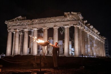 Ein Kessel mit dem olympischen Feuer wird vor dem Parthenon auf dem Akropolis-Hügel in Athen entzündet.