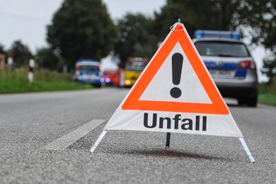 74-Jähriger fährt in Oelsnitz mit Pkw in Kurve geradeaus: Unfall mit hohem Schaden - Ein Unfall mit hohem Sachschaden hat sich in Oelsnitz ereignet.