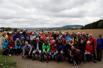 Gruppenbild mit Ausblick: die Teilnehmer der Wanderung mit ihrem Wanderführer Frank Dahms (vorn links).