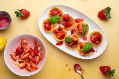 Erdbeerliebe: Aus weißer Schokolade, Doppelrahmfrischkäse, Eiern, Erdbeeren und Basilikum lassen sich aromatische Cheesecakes zubereiten.