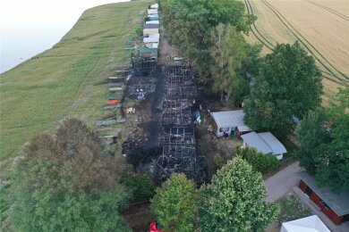 Ein Großfeuer hatte im Sommer 2022 den hinteren Teil des Campingplatzes an der Koberbachtalsperre in Schutt und Asche gelegt. Nun liegt das Gutachten des Umweltamtes zur Brandfläche vor.