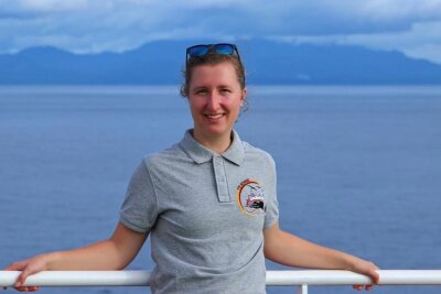 Die 24-jährige Julia Wenske aus Oelsnitz ist für acht Wochen an Bord des deutschen Forschungsschiffs Sonne. Auf der Expedition vor Papua-Neuguinea im pazifischen Ozean werden unter anderem Unterwasservulkane erforscht.