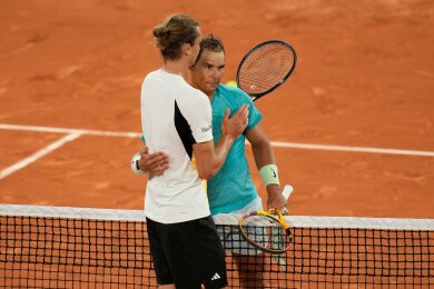 Nach dem Match umarmte Alexander Zverev (l) Rafael Nadal.