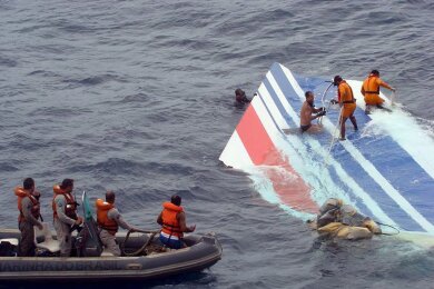 Ein Wrackteil der abgestürzten Air-France-Maschine AF447 wird von einem Rettungsteam der brasilianischen Marine im Atlantik geborgen.