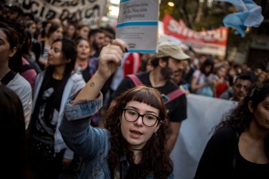 Zahlreiche Menschen forderten finanzielle Unterstützung für staatliche Hochschulen und Universitäten in Argentinien.