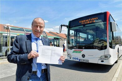 Auch die Busfahrten mit Regiobus werden ab April teurer. Im Bild: Regiobus-Geschäftsführer Michael Tanne präsentiert einen Fahrplan. 