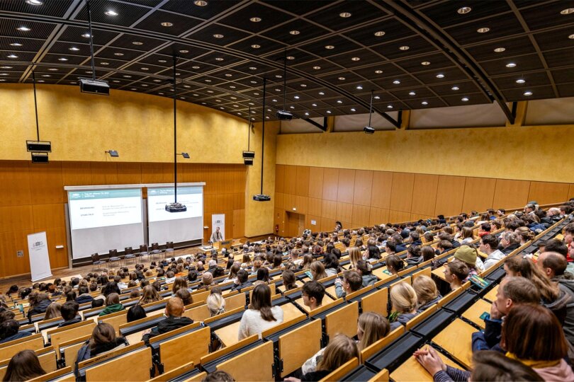 In den Hörsälen der TU Chemnitz sitzen ab dem Sommersemester nicht nur junge Studenten, sondern in manchen Vorlesungen auch Senioren. Die TU führt neben ihrer Vortragsreihe das Seniorenstudium ein.