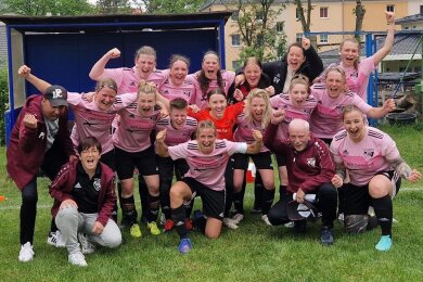 Vizemeister in der Landesklasse: Die Frauen des 1. FC Rodewisch feiern hier nach ihrem wohl spannendsten Spieltag überhaupt.
