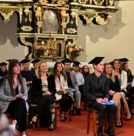 Rund 80 Absolventen der Hochschule wurden am Donnerstag in einer von vier Exmatrikulationsfeiern in der Stadtkirche geehrt. 