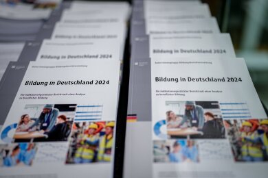 Der nationale Bildungsbericht erscheint alle zwei Jahre. Auf mehreren hundert Seiten werden Entwicklungen, Trends und Probleme im gesamten deutschen Bildungssystem beschrieben.