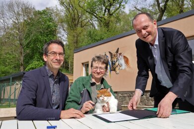 Susanne Hempel vom Tierschutzverein bei der Unterzeichnung mit Limbachs OB Gerd Härtig (rechts) und Niederfrohnas Bürgermeister Jens Hinkelmann.