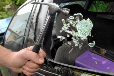 Das Foto, auf dem eine Autoscheibe eingeschlagen wird, ist nachgestellt.