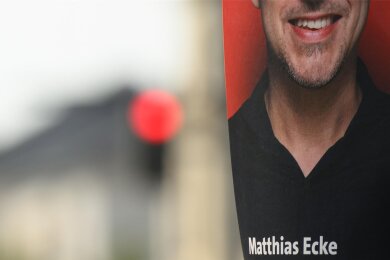 Ein Plakat des am Freitagabend überfallenen SPD-Europaabgeordneten Matthias Ecke.