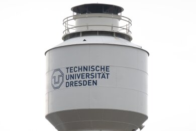 An einem Wasserturm am Mollier-Bau der TU Dresden steht "Technische Universität Dresden".