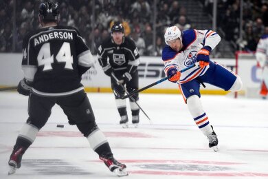 Vincent Desharnais (r) und die Edmonton Oilers führen in der ersten Runde der Playoffs mit 2:1.