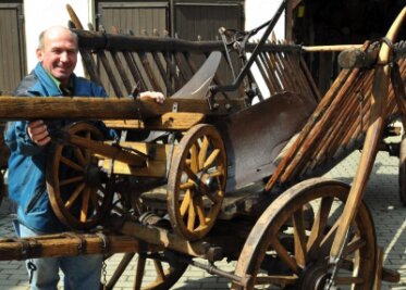 75 Bilder lassen Geschichte lebendig werden - 
              <p class="artikelinhalt">Reiner Dietze aus Mulda gestaltet für den Muldaer Festumzug einen historischen Leiterwagen mit einem alten Pflug.</p>
            