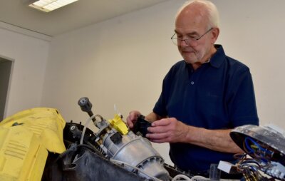 75-jähriger Meister noch heute von seinem Beruf elektrisiert - Ganz in seinem Element: Meister Stefan Meißner bei der Reparatur eines Hochdruckreinigers. 