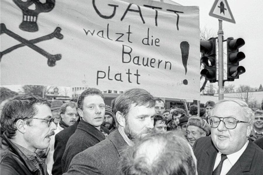 75 Jahre Gatt-Vertrag: Streitigkeiten unter Freunden? - Freier Welthandel macht Druck auf lokale Produzenten: Das Gatt-Abkommen hatte daher global nicht nur Freunde. Immer wieder kam es zu Massenprotesten, wie hier 1992 von deutschen Bauern in Bonn. 