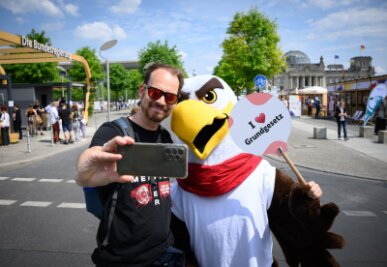 75 Jahre Grundgesetz: Berlin feiert die Verfassung - Besucher Bastian aus Bergisch-Gladbach macht mit "Freddi dem Familienadler" ein Selfie: Andenken an die Feier für das Grundgesetz.