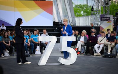 75 Jahre Grundgesetz: Berlin feiert die Verfassung - Mecklenburg-Vorpommerns Ministerpräsidentin Manuela Schwesig (r, SPD) nimmt an den Feierlichkeiten teil.