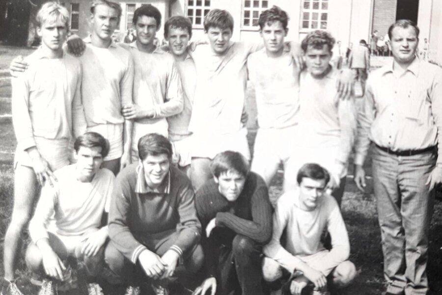 75 Jahre ZHC Grubenlampe: Ein Leben für den Handball - Als Trainer gelangen Claus Pulver (rechts) zahlreiche Erfolge. Das Foto zeigt ihn mit dem Zwickauer Team, welches 1968 gegen die BSG Wismut Aue den Bezirksmeistertitel auf dem Kleinfeld errang. 