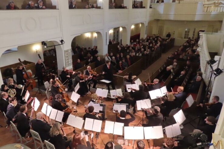 75 Minuten für Herz und Seele - Zum ersten Konzert in der frisch sanierten Marienkirche waren rund 250 Besucher gekommen, die sich vom Collegium Musicum Werdau in ihren Bann ziehen ließen.