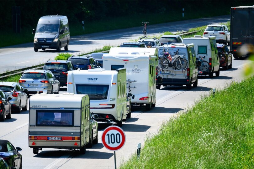 Stoßstange an Stoßstange: An diesem Freitag und am Pfingstwochenende erwartet der ADAC auf den deutschen Autobahnen wieder lange Staus.