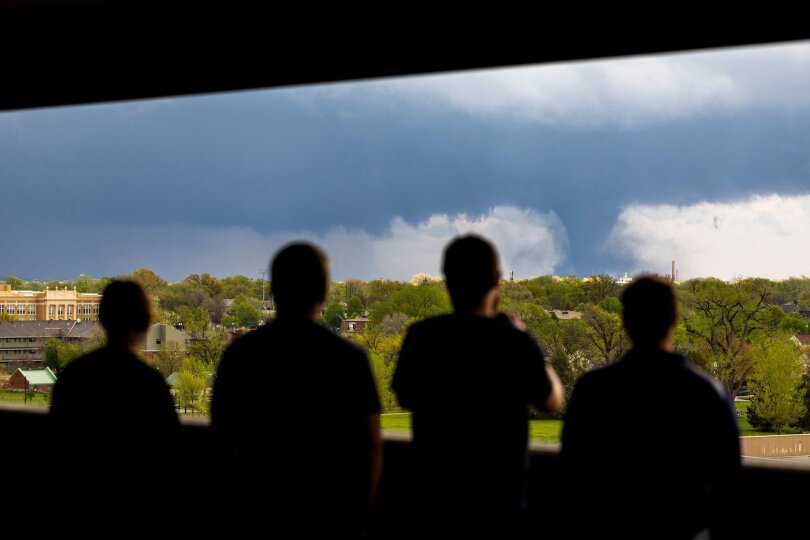 Die Gefahr im Blick: Menschen beobachten einen Tornado in Lincoln im US-Bundestaat Nebraska von einem Parkhaus aus.
