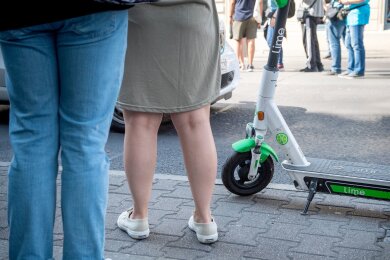 Falsch abgestellte E-Scooter sind eine Stolperfalle für Fußgänger.