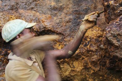 Ein Mann arbeitet in der Mine Zola Zola bei Nzibira in der ostkongolesischen Provinz Süd-Kivu. Heute stimmt das EU-Parlament in Straßburg darüber ab.