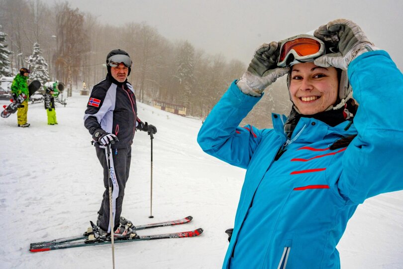 Die erste Skifahrer, im Foto Lea Scharschuch und Harald Limprecht aus Chemnitz, haben die Wintersaison auf dem Skihang Rost’s Wiesen in Augustusburg eröffnet.