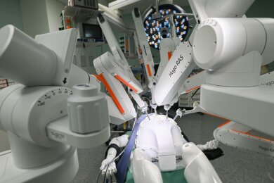 Der OP-Roboter "Hugo" wird in einem OP-Saal der Klinik für Urologie im Uniklinikum Dresden vorgestellt.