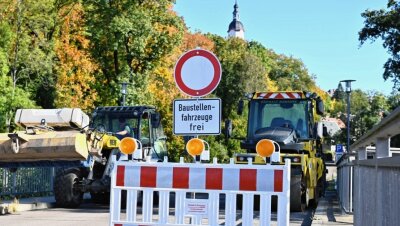 Hier ist kein Durchkommen mehr: Die Ortsdurchfahrt von Wechselburg ist an der Muldenbrücke wegen der Fahrbahnerneuerung voll gesperrt. Das geht noch bis voraussichtlich 4. November. 