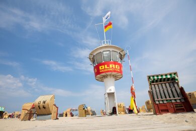 Ein Wachturm der DLRG-Wasserrettung an der Ostsee: Weht wie hier nur die gelb-rote Flagge, ist das Baden gefahrlos möglich.