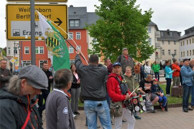 Anhänger der Freien Sachsen protestierten am Freitagabend auf dem Markt Brand-Erbisdorf gegen die Unterbringung von Asylsuchenden.